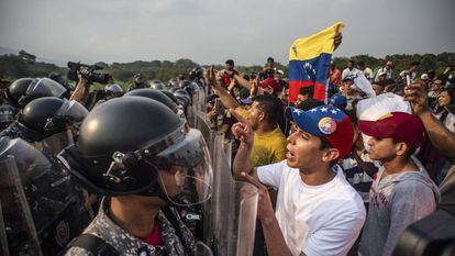 Policiais venezuelanos bloqueiam o passo sobre a Ponte Simón Bolívar neste sábado, em Cúcuta.