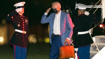 O presidente Joe Biden desembarca em Washington na terça-feira depois de suas férias em Camp David.