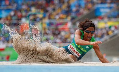 Silvania Costa De Oliveira confirmou o favoritismo e ganhou a medalha de ouro com um salto de 4,98m na classe T11 do salto em distância.