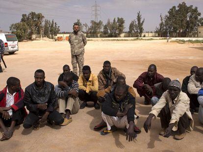 Grupo de imigrantes em centro de internação para estrangeiros em Misrata.