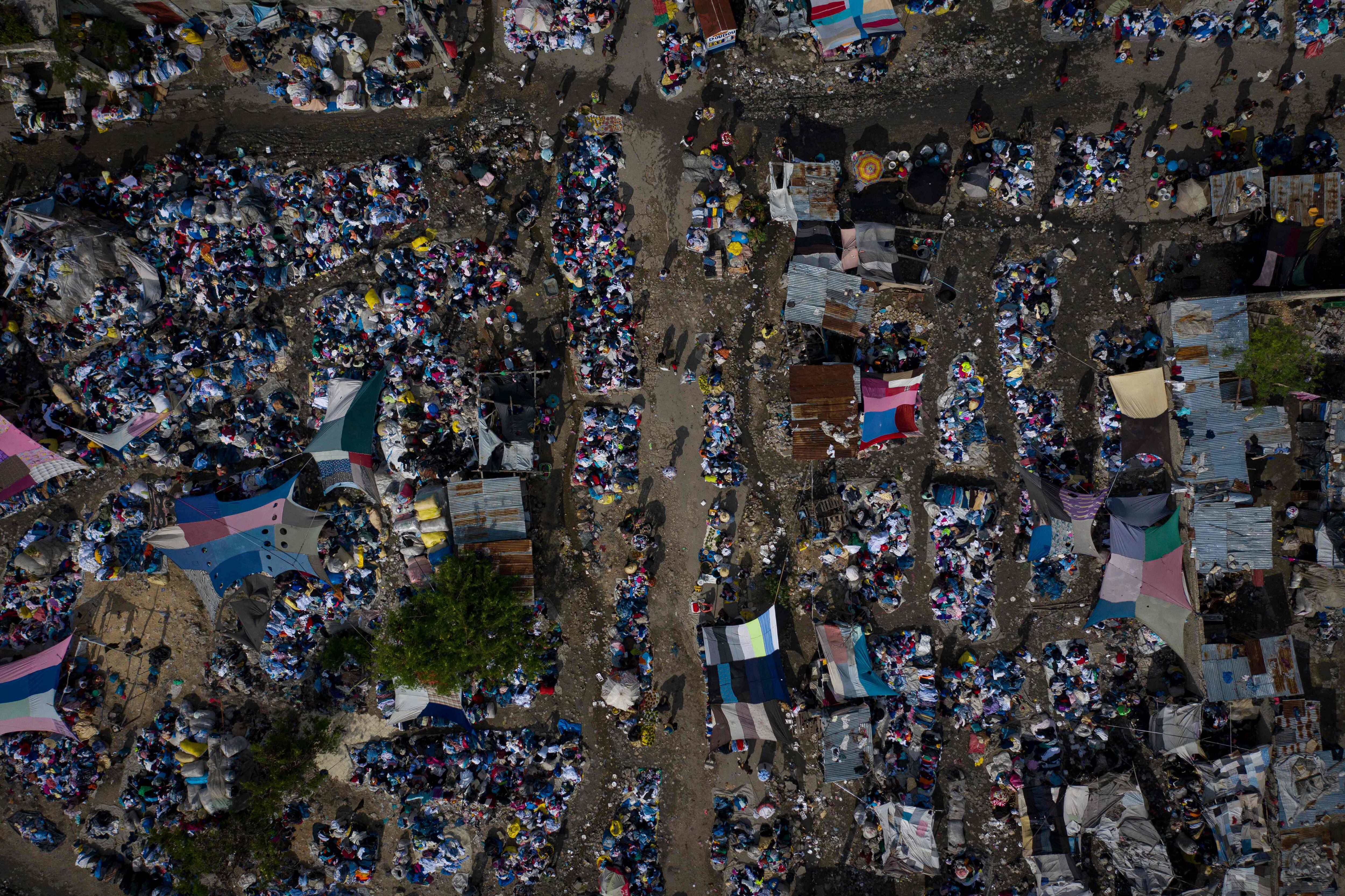 Vista panorâmica de um mercado nas ruas de Porto Príncipe.