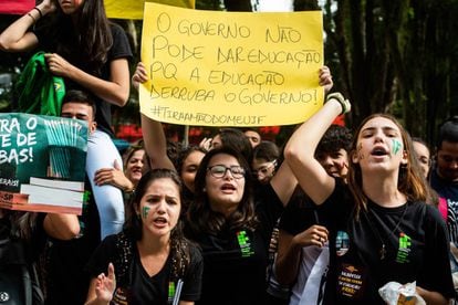 Protesto de estudantes na Praça Afonso Pena, Centro de São José dos Campos (SP), nesta quarta.