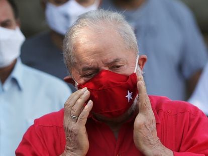 Lula tira a máscara para falar durante a votação de 15 de novembro de 2020.