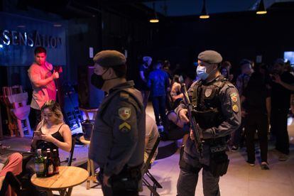 Policiais fecham um bar em Manaus que desrespeitava as regras de isolamento social. 