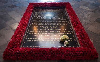 As flores do buquê de Meghan, duquesa de Sussex, descansam no túmulo do soldado desconhecido da Abadia de Westminster. 