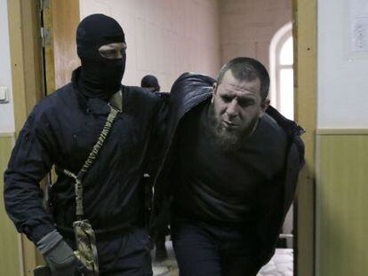 Tamerlan Eskerkhanov, detido por seu suposto envolvimento no assassinato do oposicionista Nemtsov, é escoltado em um tribunal russo.