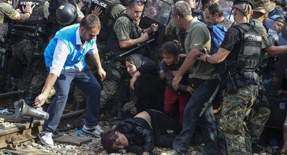 Vários imigrantes tentam entrar na Macedônia vindos da Grécia, na sexta-feira.