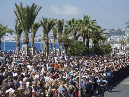 Minuto de silêncio em Nice (França) pelas vítimas do atentado de 14 de julho.