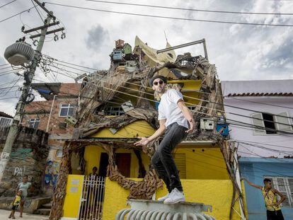 O artista francês JR na Casa Amarela, seu projeto social no morro da Providência, a primeira favela do Rio