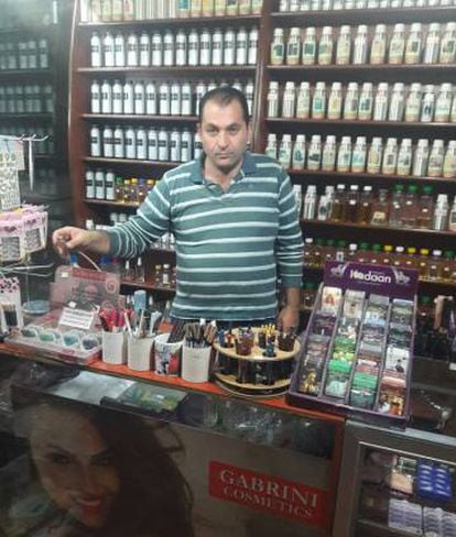 Taufiq Touma, de volta à sua perfumaria em Aleppo.