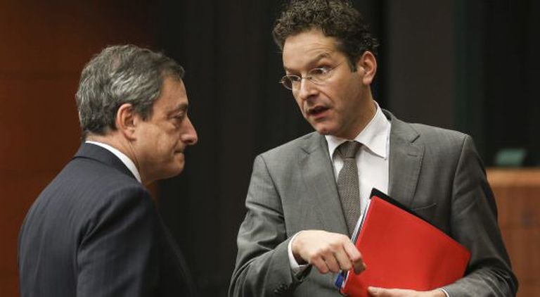 O presidente do Eurogrupo, Jeroen Dijsselbloem (direita) conversa com o presidente do Banco Central Europeo (BCE), Mario Draghi.