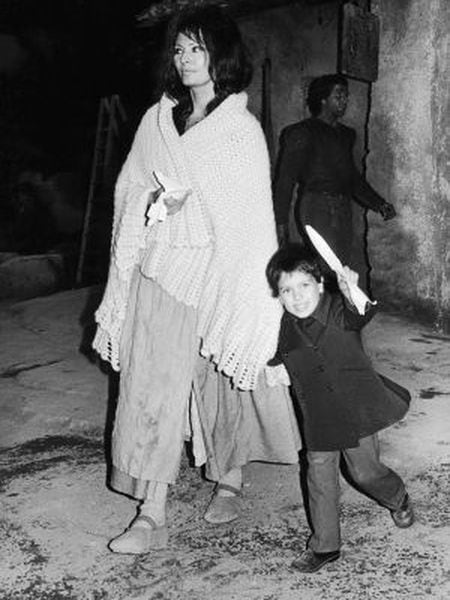 Sophia Loren com Carlo Jr. no cenário de 'O Homem de la Mancha' (1972).