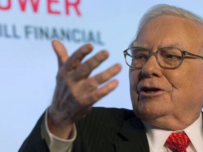 Warren Buffett durante palestra no Salão do Automóvel de NY, na terça-feira.