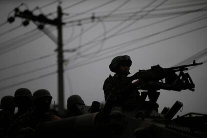 Forças armadas realizam operação contra o crime organizado no bairro Manguinhos, na zona norte do Rio de janeiro.