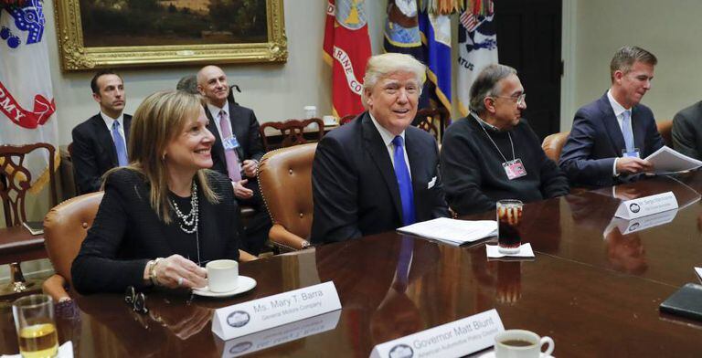 Donald Trump entre Mary Barra e Sergio Marchionne.