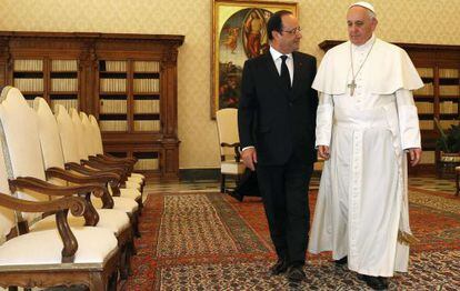 Hollande e o papa Francisco, nesta sexta-feira no Vaticano.