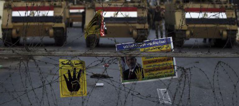 Posters a favor do ex-presidente Morsi no Cairo.