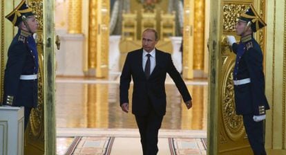 O presidente Putin na entrada de um salão do Kremlin nesta terça-feira.