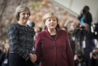 A chanceler alemã, Angela Merkel, recebe a primeira-ministra britânica, Theresa May.