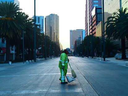 Trabalhador limpa rua vazia na Cidade do México.