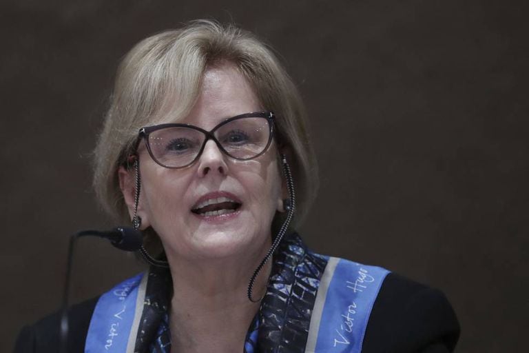A presidenta do TSE, Rosa Weber, durante coletiva de imprensa neste domingo.