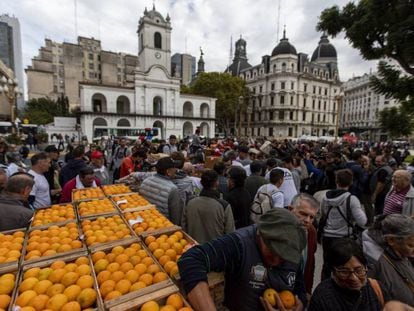 Produtores de frutas distribuem mercadoria grátis na Praça de Maio, em Buenos Aires, para reivindicar ajudas oficiais para o setor, na terça-feira, 23 de abril.