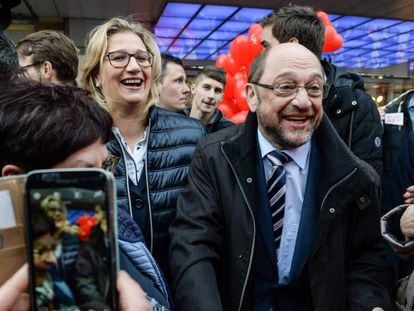 O líder do SPD, Martin Schulz, e a candidata do partido em Saarland, Anke Rehlinger, em um comício na sexta-feira em Saarbrucken.