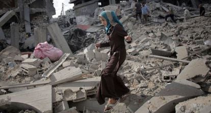 Mulher caminha entre os escombros de Gaza, em julho de 2014.