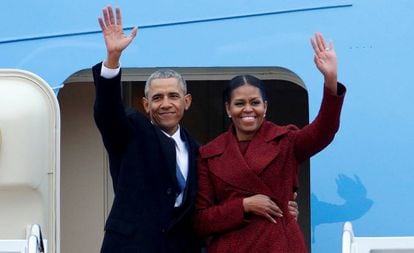 Barack e Michelle Obama acenam ao descer de um avião em janeiro de 2017.