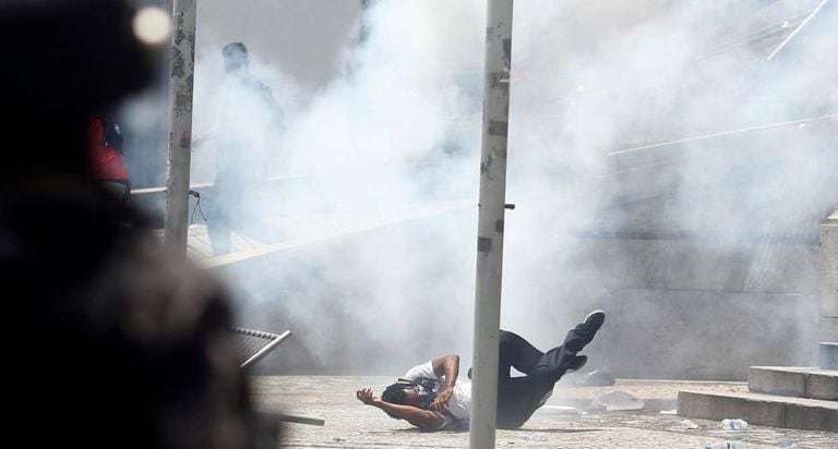 Homem cai durante repressão a manifestantes no Rio.