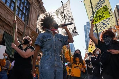 Manifestantes democratas dançam em frente ao Centro de Convenções de Filadélfia, onde são apurados os votos do Estado