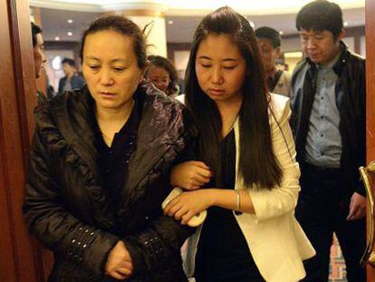 Familiares aguardam notícias no aeroporto. / GOH CHAI HIN (AFP)