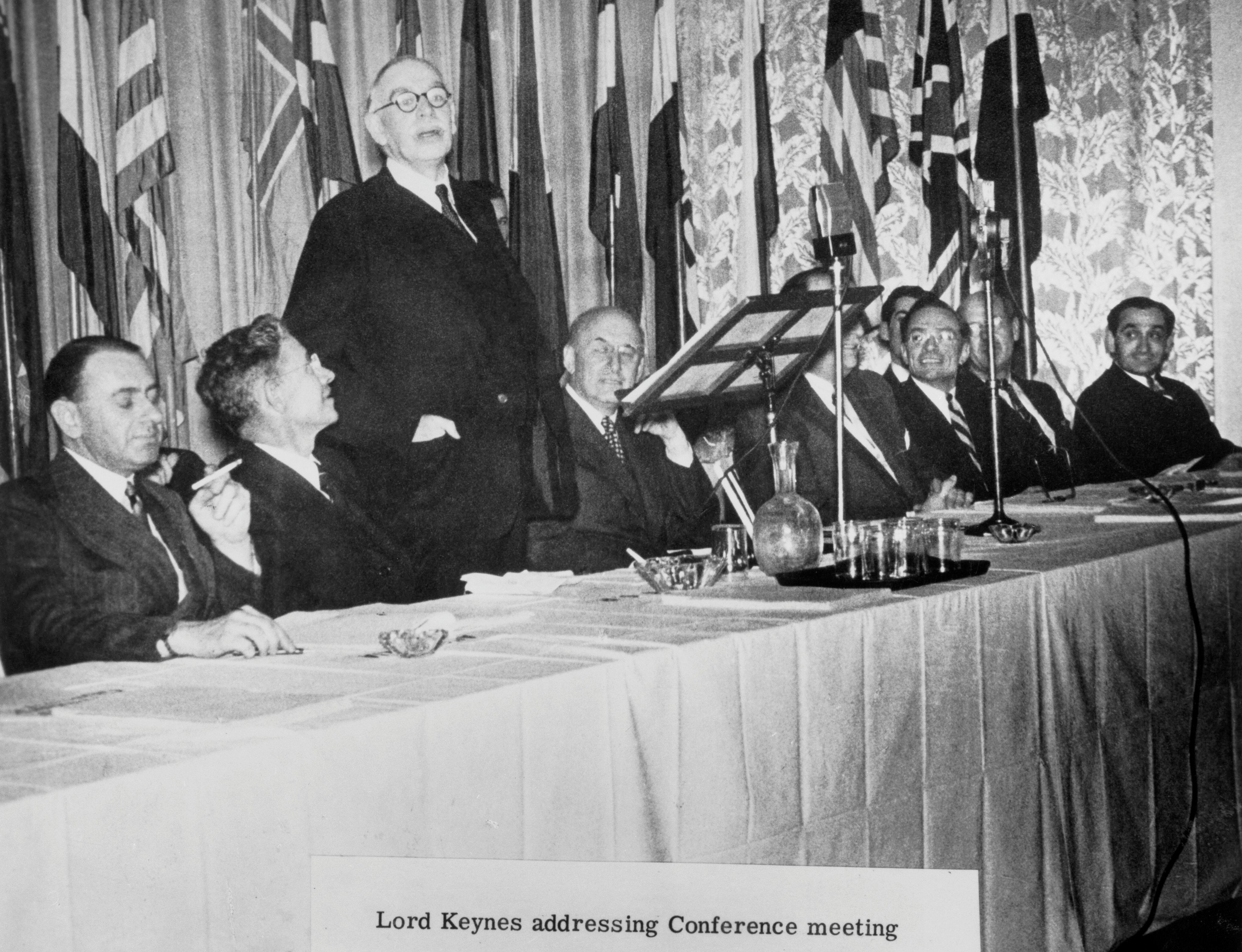 John Maynard Keynes falando em uma conferência em 1º de julho de 1944. 
