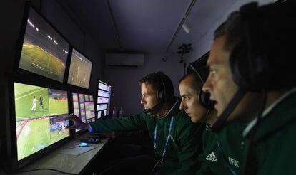 Assistentes durante uma partida.