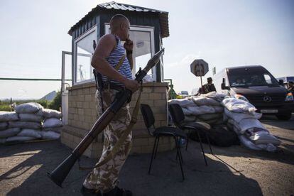 Um combatente pró-Rússia em um posto fronteiriço abandonado de Chervonopartyzansk, na fronteira com a Rússia.