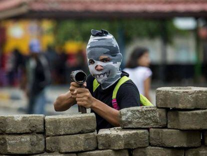 Um jovem em uma barricada na cidade de Masaya, Nicarágua. 