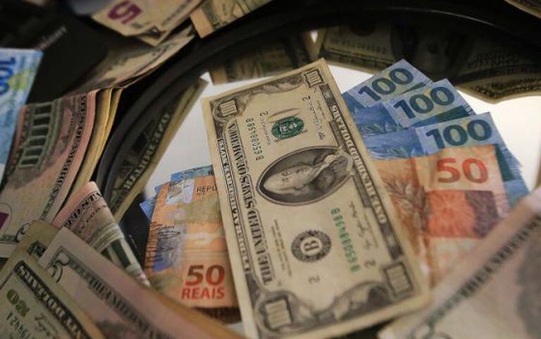 Dólar teve a maior valor em 12 anos e se aproximou dos R$ 4.