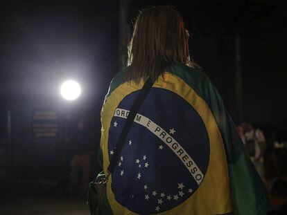 Uma manifestante em frente à Superintendência da Polícia Federal em Curitiba no dia da prisão do ex-presidente Lula.