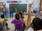 Los niños asisten a una de las actividades de la escuela de verano en el colegio Manuel Altolaguirre, del barrio marginal de Palma-Palmilla. El centro abre sus puertas a las ocho de la mañana y ofrece actividades hasta las cuatro de la tarde.