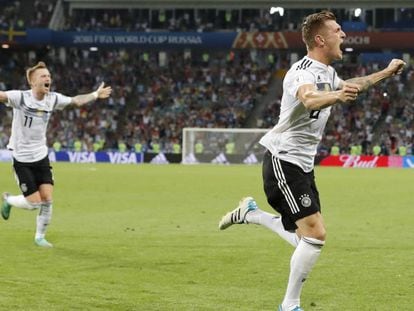Kroos e Reus comemoram gol que tirou a Alemanha do sufoco.