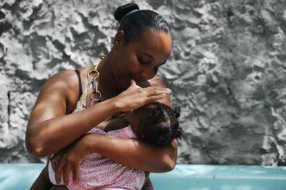 Aline Bispo Falcão, 22 anos, e a filha Bruna, de seis meses, que nasceu com microcefalia.