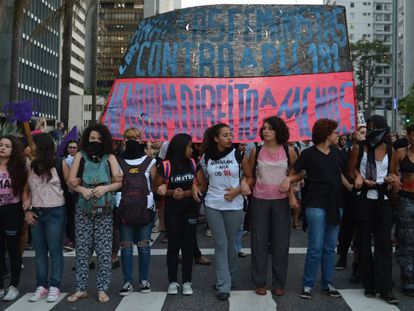 Mulheres protestam contra PEC 181 que pode criminalizar o aborto, na Avenida Paulista, em novembro de 2017