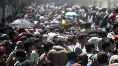 Uma multidão de afegãos se dirige ao aeroporto de Cabul na quinta-feira pela manhã.