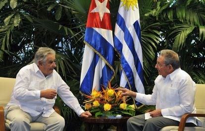 Pepe Mujica (à esq.) e Raúl Castro, em encontro em Havana, em 24 de julho de 2013.