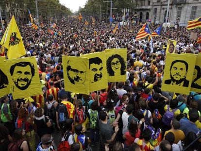 Manifestantes levantam cartazes com a imagem dos líderes separatistas durante protestos nesta sexta-feira. Assista ao vivo as manifestações pelas ruas de Barcelona