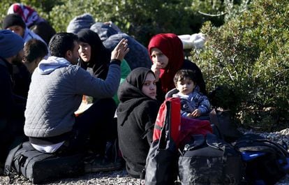 Refugiadas sírias esperam na praia da cidade turca de Dikili a oportunidade de embarcar para a Grécia.