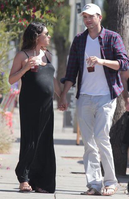 Mila Kunis e Ashton Kutcher, passeando em Los Angeles pouco antes de serem pais.