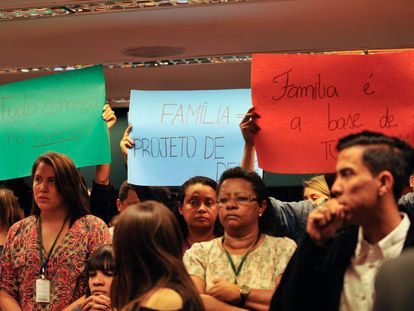 Manifestantes na na Comissão Especial sobre o Estatuto da Família, apoiada pelos evangélicos, em 2015.