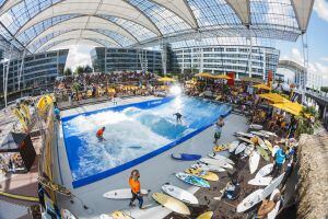 A piscina com ondas de surfe do aeroporto de Munique (Alemanha).