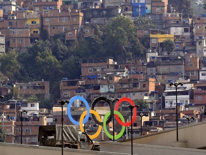 Favela perto do estádio do Maracanã.